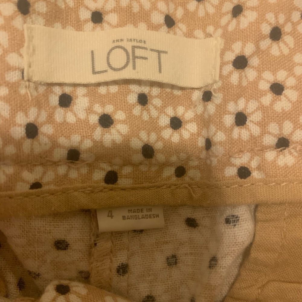 Ann Taylor daisy flower shorts - Picture 2 of 3